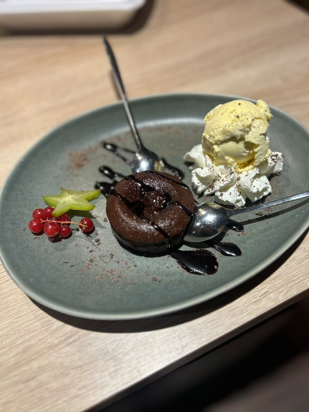 Schokoküchlein mit Vanilleeis, Sahne und Johannisbeeren