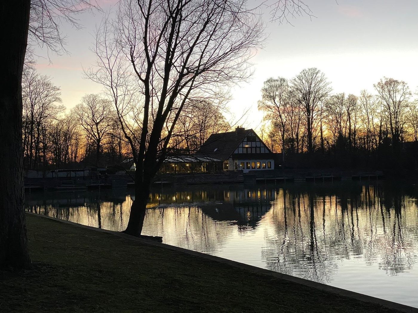 Der Langst-Teich in der Abendsonne, das Fachwerkhaus spiegelt sich im Wasser